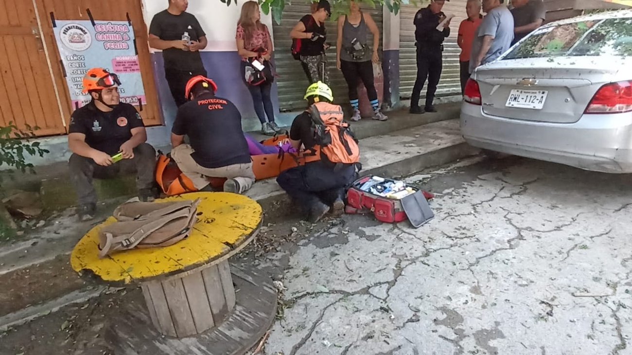 Rescatan a mujer que sufrió caída en Cerro de la Silla