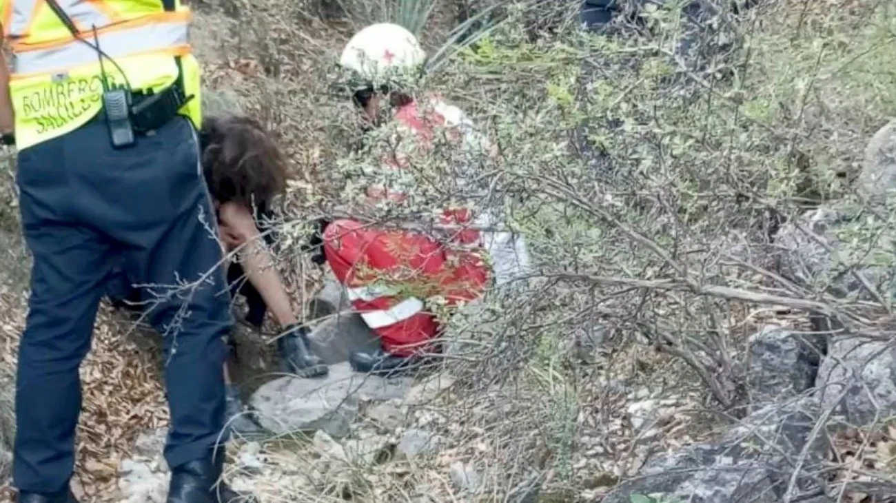 Rescatan a mujer tras permanecer cuatro días en barranco