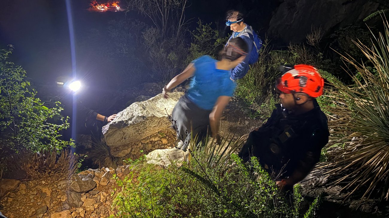 Rescatan a senderista extraviada en el cerro de La Huasteca