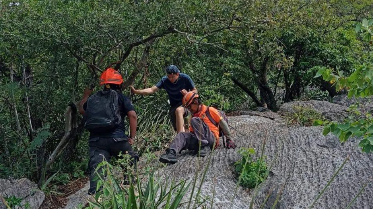 Protección Civil rescata a hombre en el cerro de la Silla