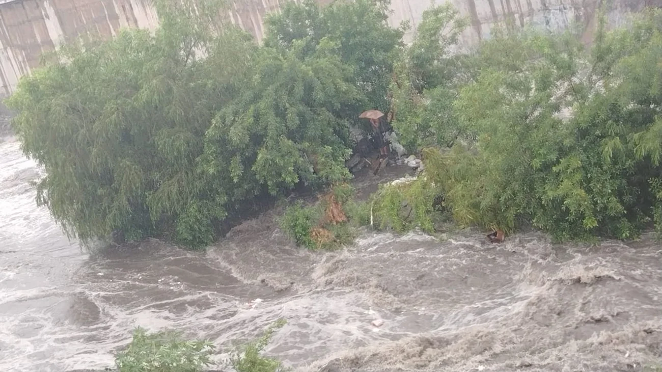 Hombre queda atrapado en corriente del arroyo Topo Chico