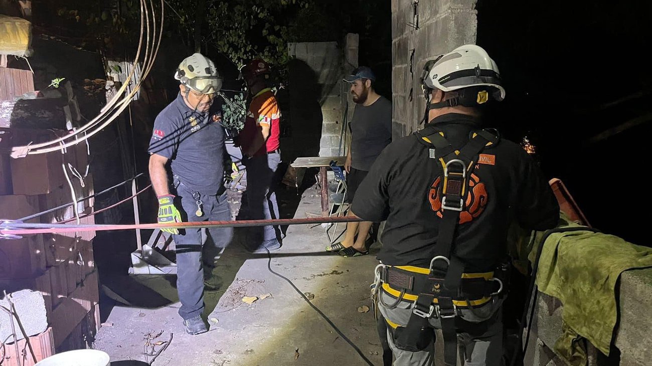 Hombre cae a río y lo rescatan en San Ángel Sur