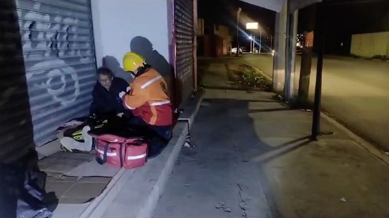 Rescata Protección Civil a hombre del frío en Escobedo