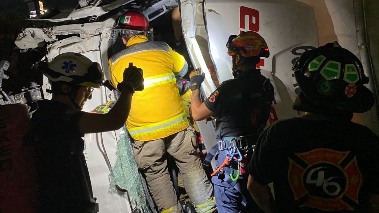 Rescatan a dos tras caer con camión al río Santa Catarina