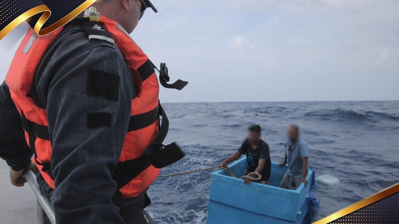 Rescatan a dos pescadores tras 5 días sobre una hielera en México