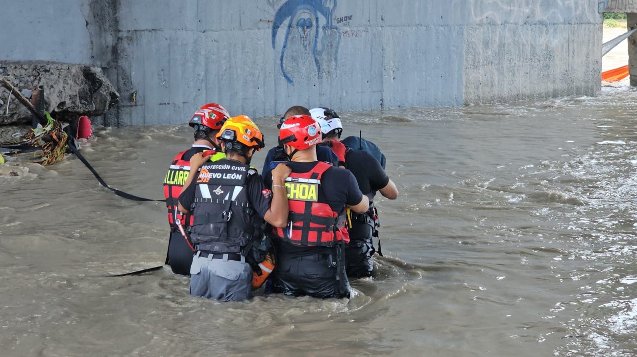 Realizan tercer rescate de hombre en Río Santa Catarina