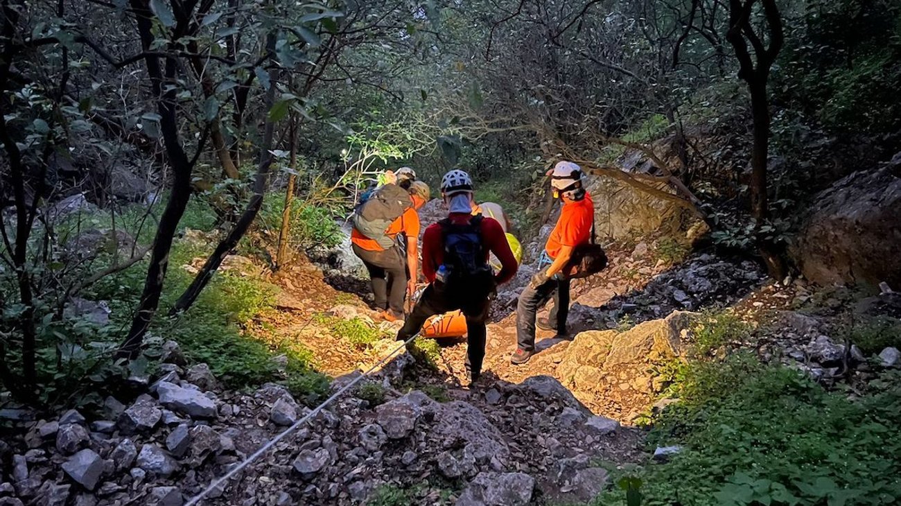 Rescatan a tres jóvenes extraviados en Cerro del Topo Chico