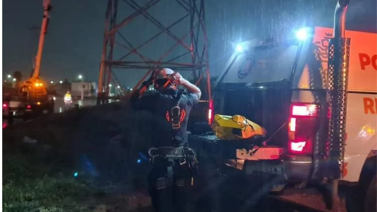 Rescatan a menor de la cima de torre eléctrica en Apodaca