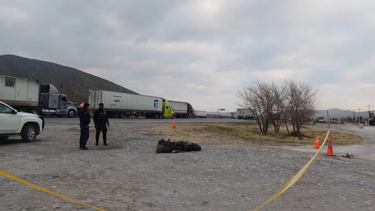 Hallan bolsas con restos humanos en ejido de Galeana