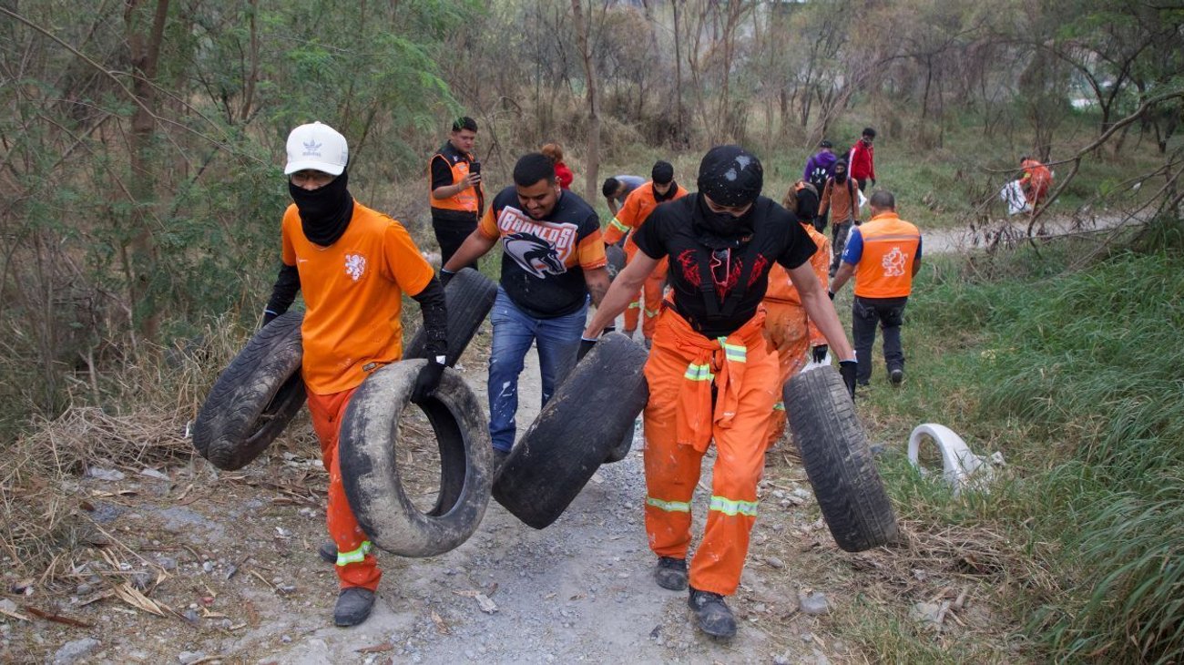 Extraen 218 llantas en jornada de limpieza de río Santa Catarina