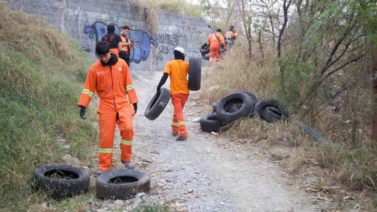 retiran_mas_200_llantas_rio_santa_catarina_e0098eeb49