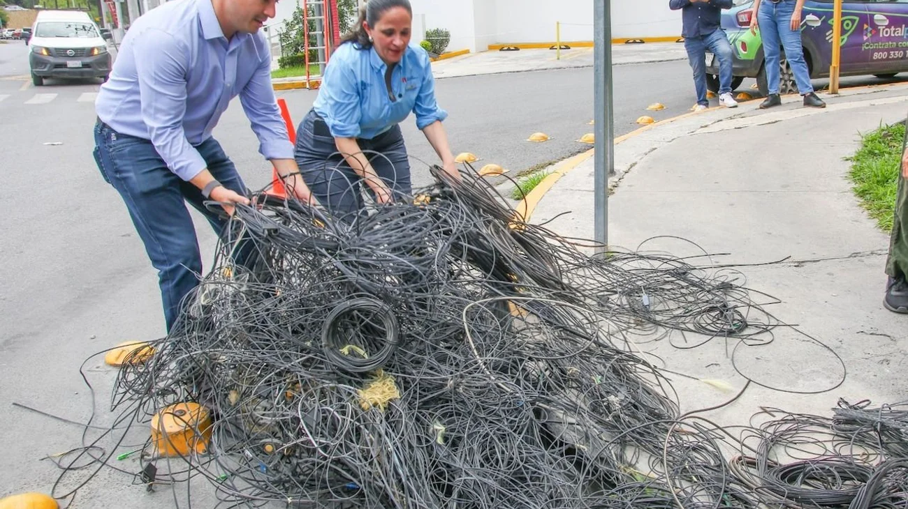 Avanza retiro de cables en desuso en colonias de Monterrey