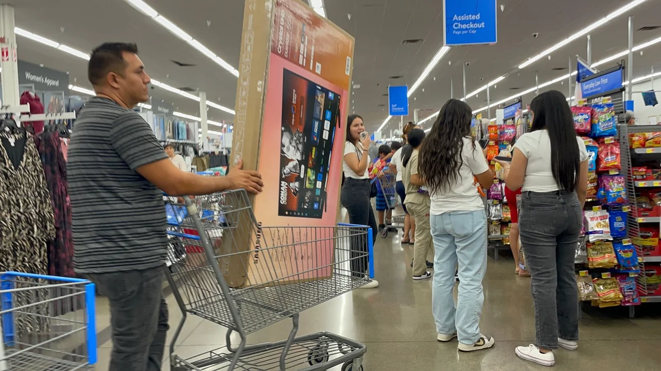 Trabajadores en Reynosa aprovechan el aguinaldo para compras