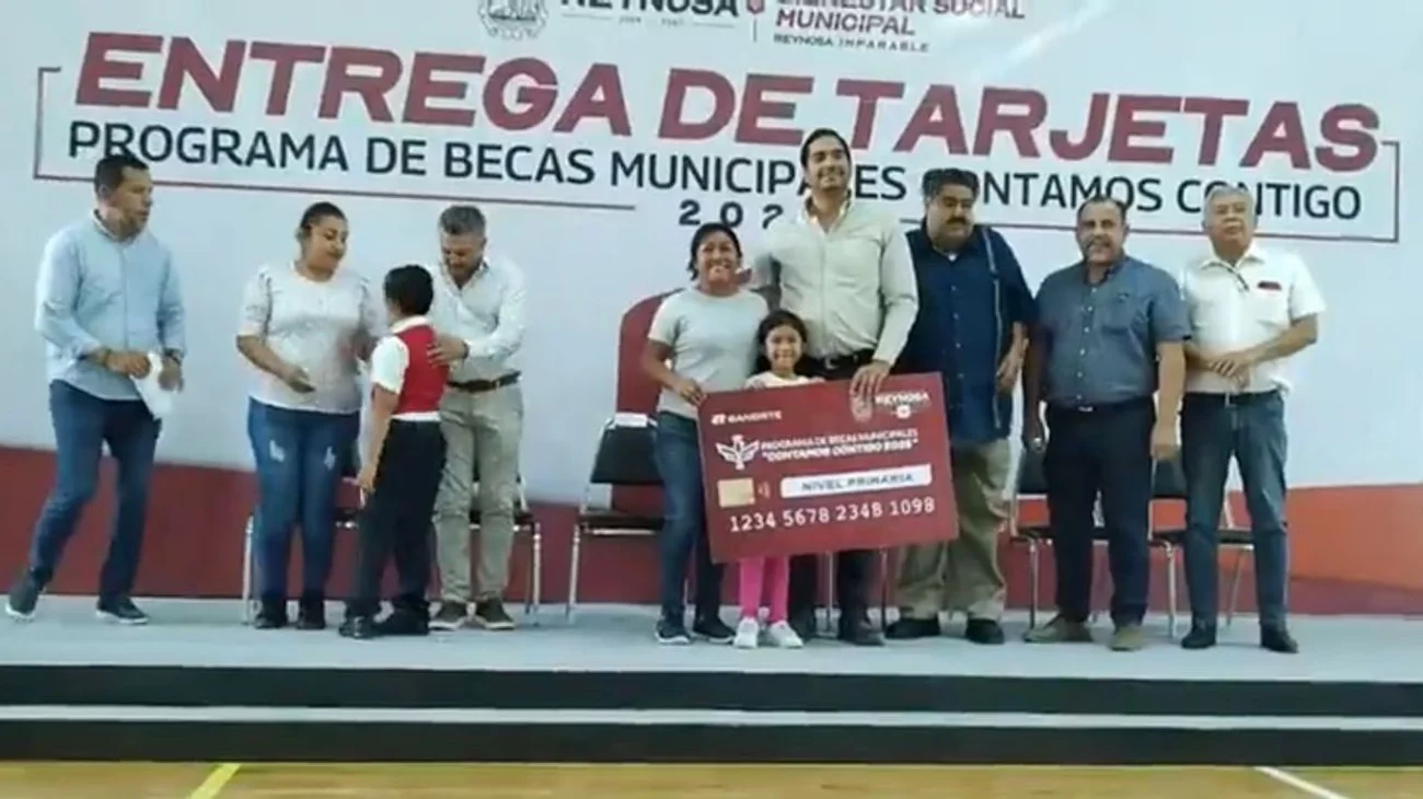 Entrega alcalde de Reynosa tarjetas de becas municipales