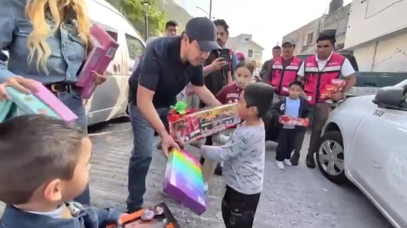 Jesús Nava se 'viste' de Santa y lleva juguetes a niños