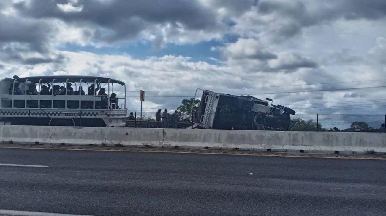 Vuelca camión de la Guardia Nacional en Campeche; hay 10 heridos