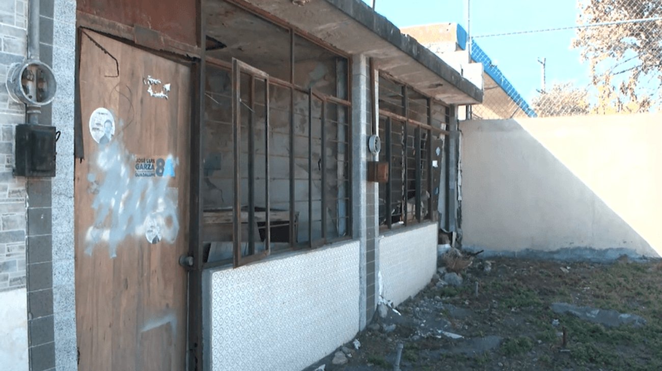 Reportan fuga de agua potable en casa abandonada en Guadalupe