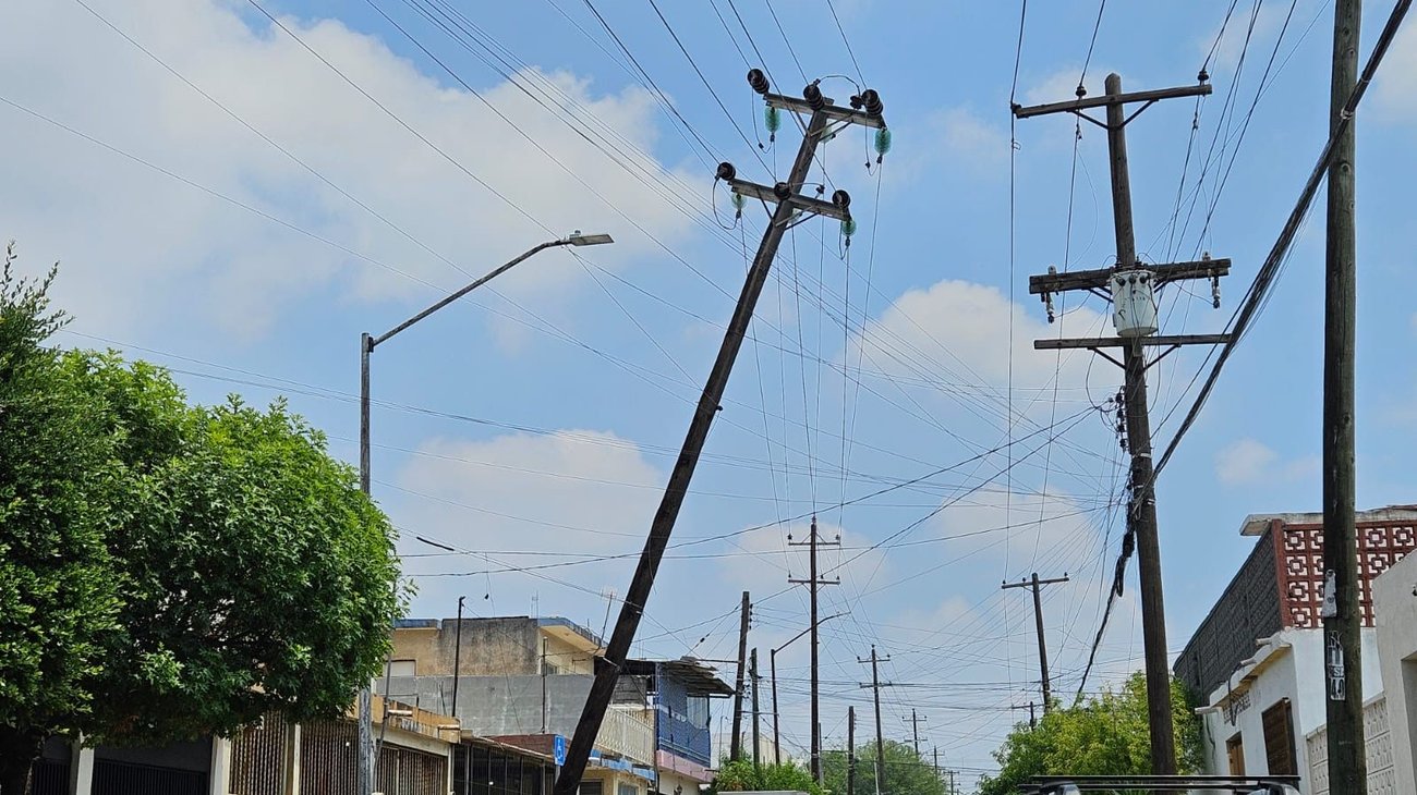 Denuncian poste a punto de caer en fraccionamiento La Victoria