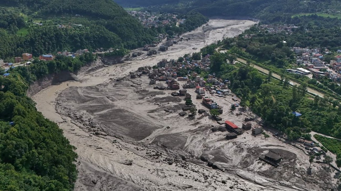 Riada deja al menos 55 muertos y 400 desaparecidos en Nepal
