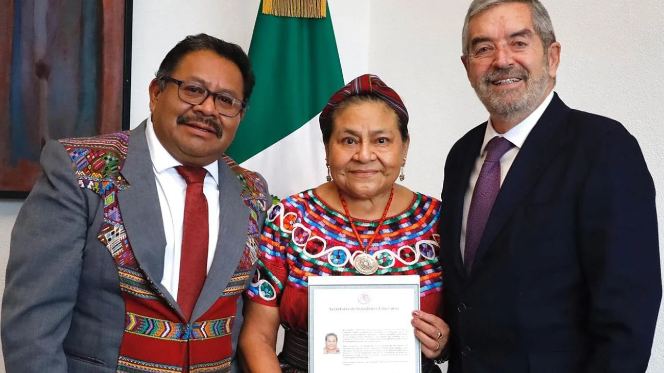 Rigoberta Menchú recibe carta de naturalización mexicana