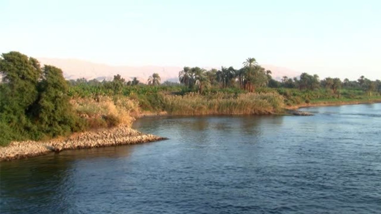 Vehículo choca contra moto y cae al río Nilo; mueren 5 niños