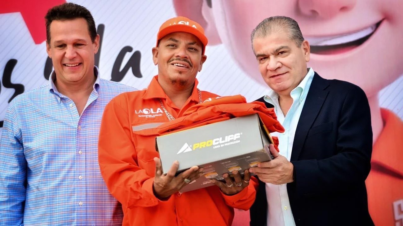 Alcalde de Torreón entrega uniformes a 990 trabajadores de La Ola