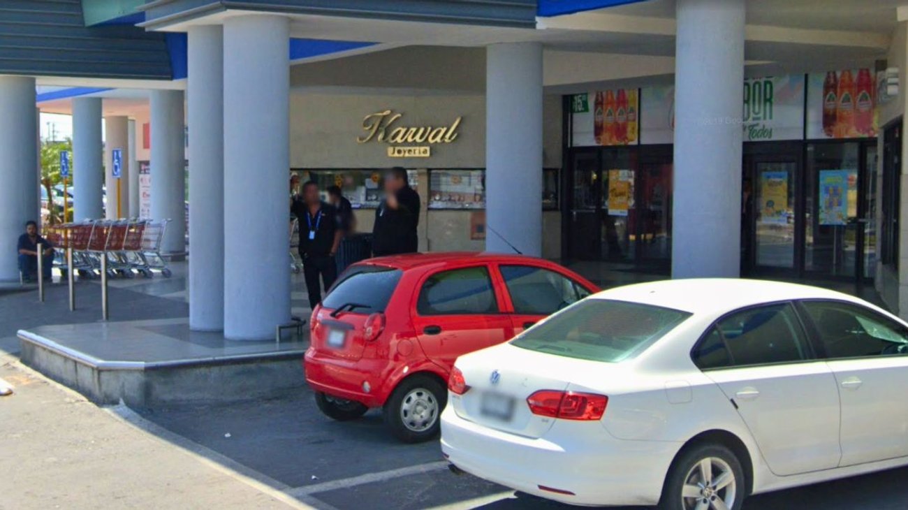 Roban joyería en San Nicolás, huyen y se les cae mercancía