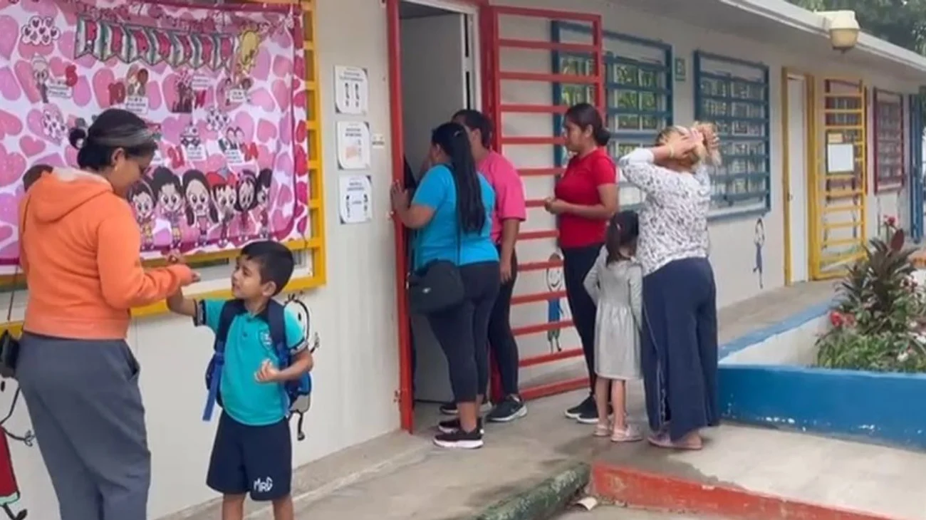 roban_porton_en_jardin_de_ninos_de_ciudad_victoria_50e54a6ecb