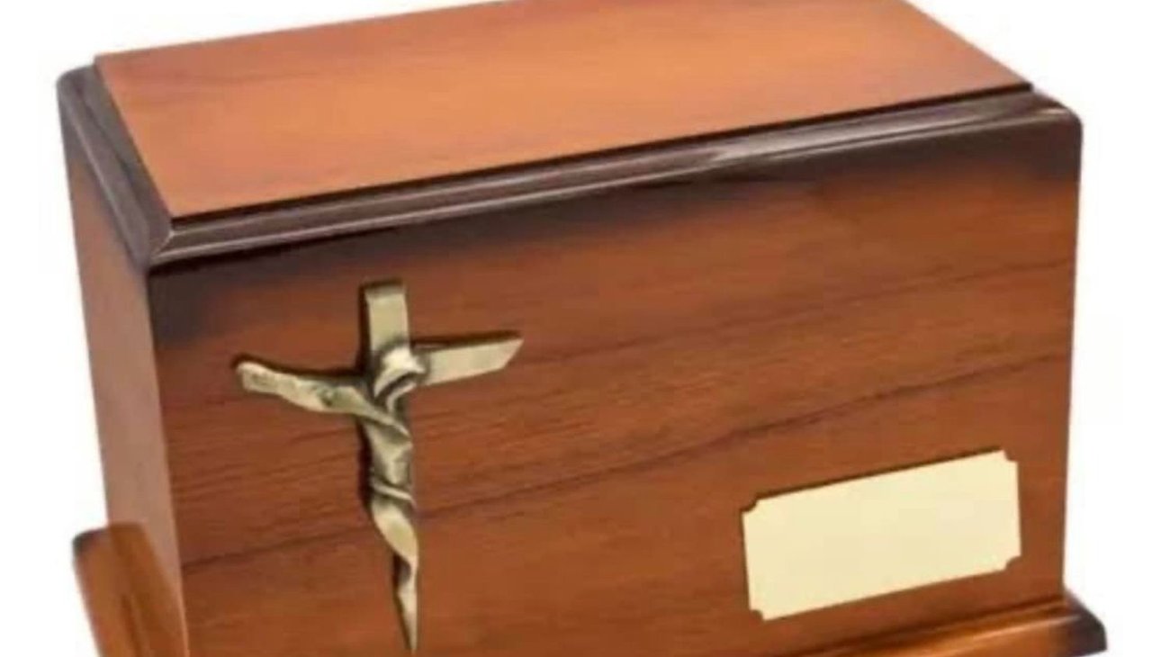 Pide a ladrones regresar urna con las cenizas de su madre