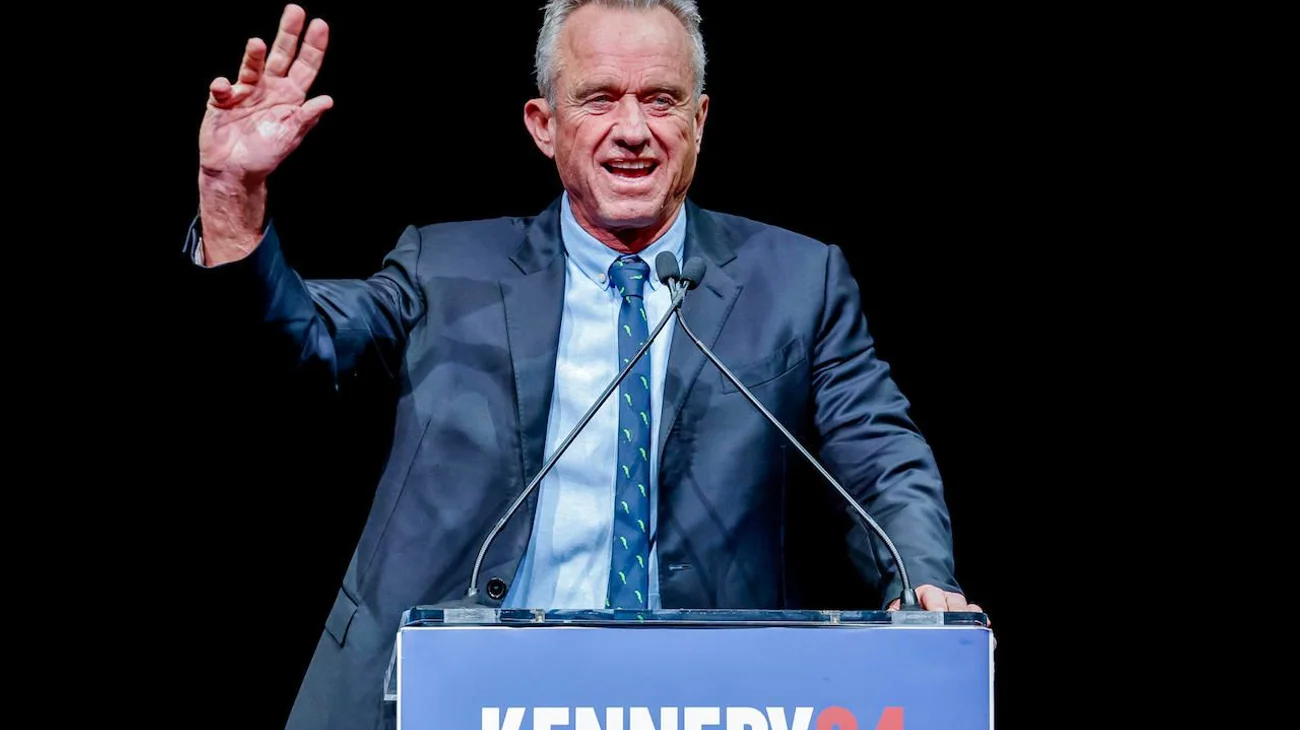 Robert F. Kennedy Jr suspende campaña; apoyará a Trump