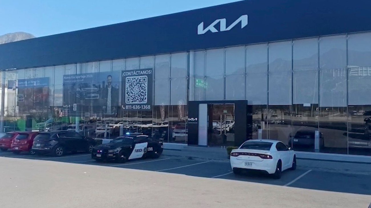 Investigan robo a agencia de autos en la Carretera Nacional