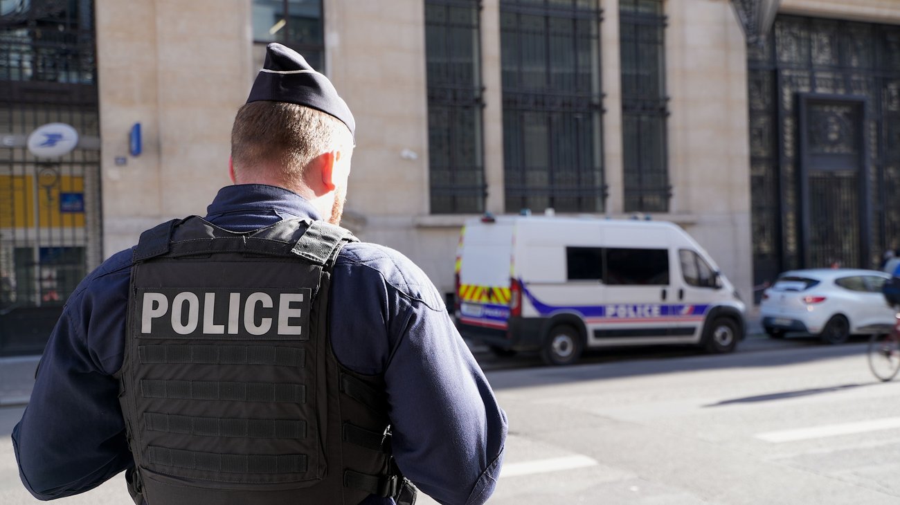 Frustran atentado con bomba frente a banco en París 
