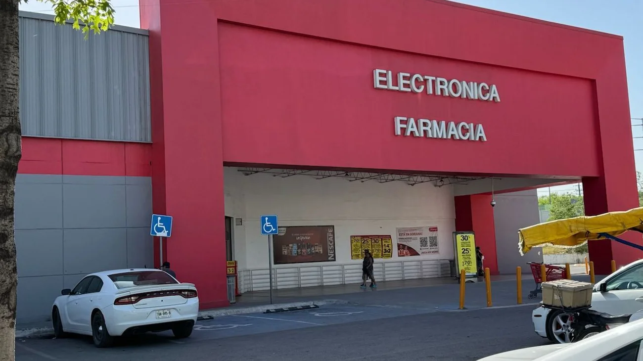 Amaga con pistola a guardia para robar carne de supermercado