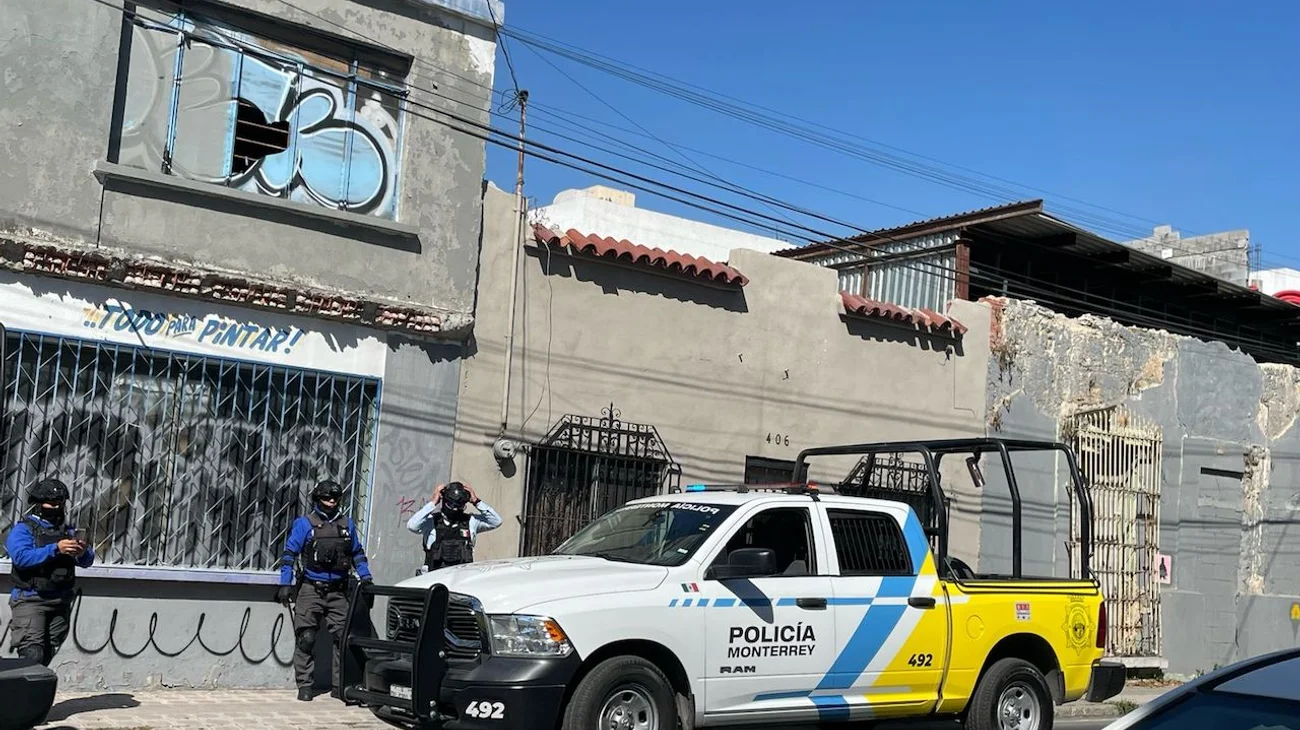 Roban páneles solares en edificio del Centro de Monterrey