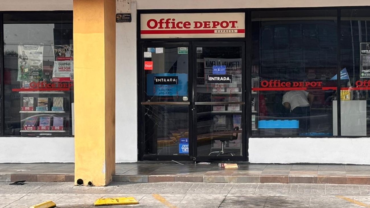 Roban papelería durante la madrugada en Cumbres