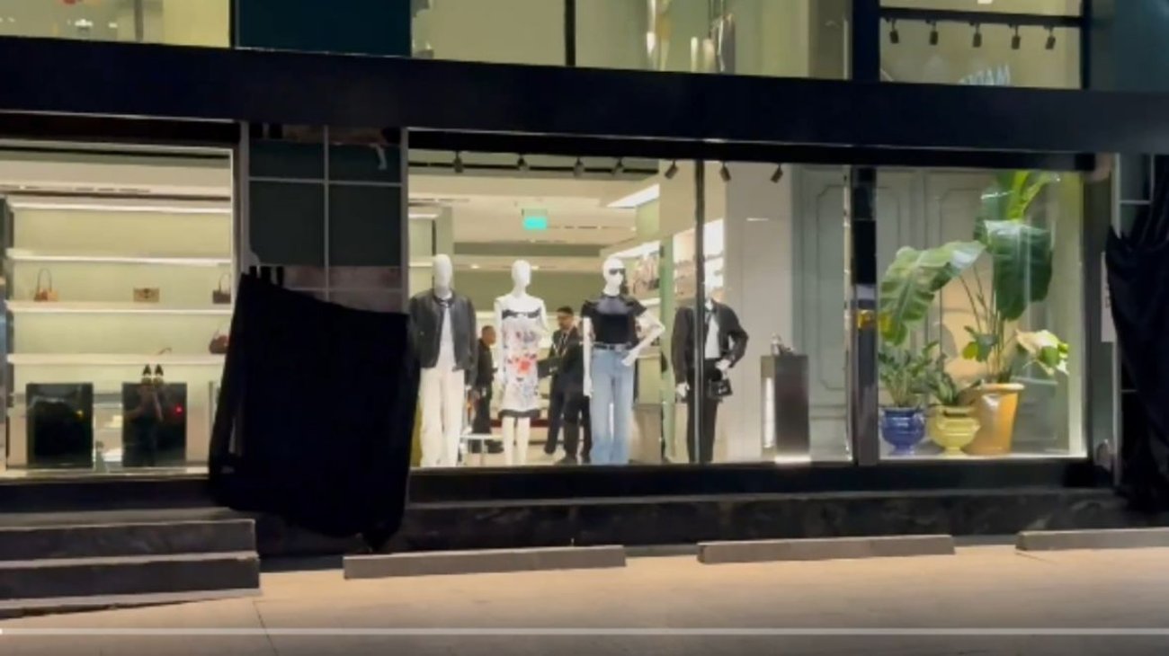 Roban hombres armados una tienda Gucci en Ciudad de México
