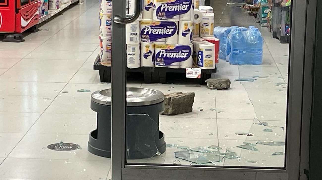 Destroza a pedradas puerta de tienda para robar