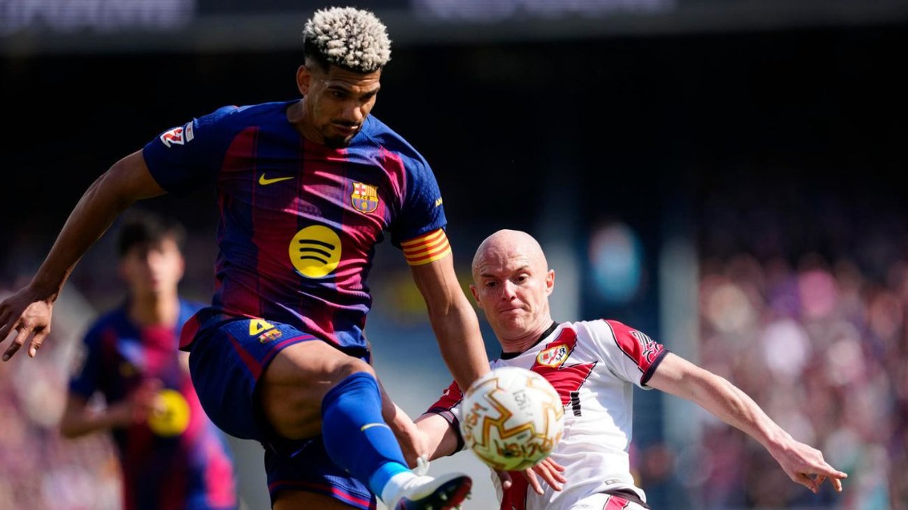 Barcelona cede a Ronald Araujo al Liverpool por una temporada