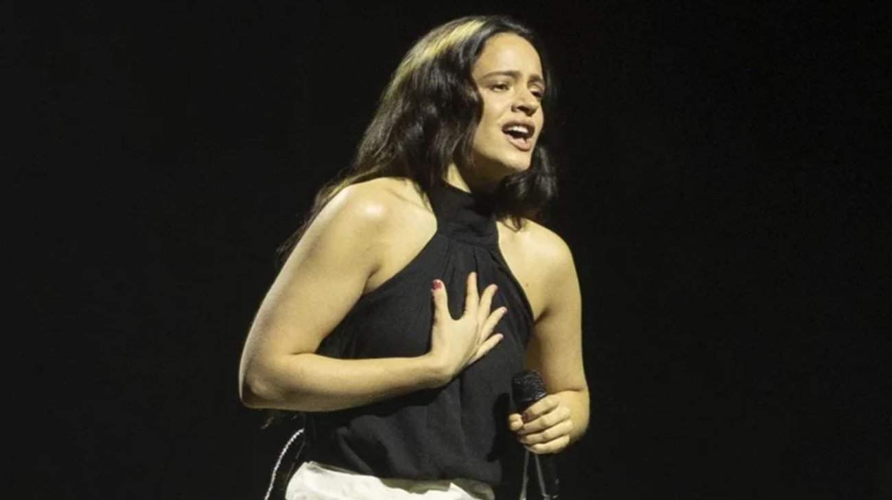 Denuncian a la cantante Rosalía por fumar en un pódcast