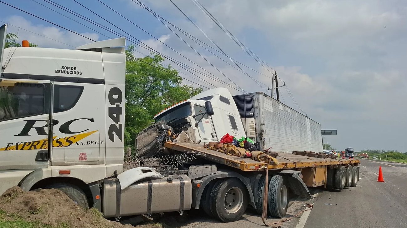 Fuerte choque entre dos tráileres y un camión en la Tampico-Mante