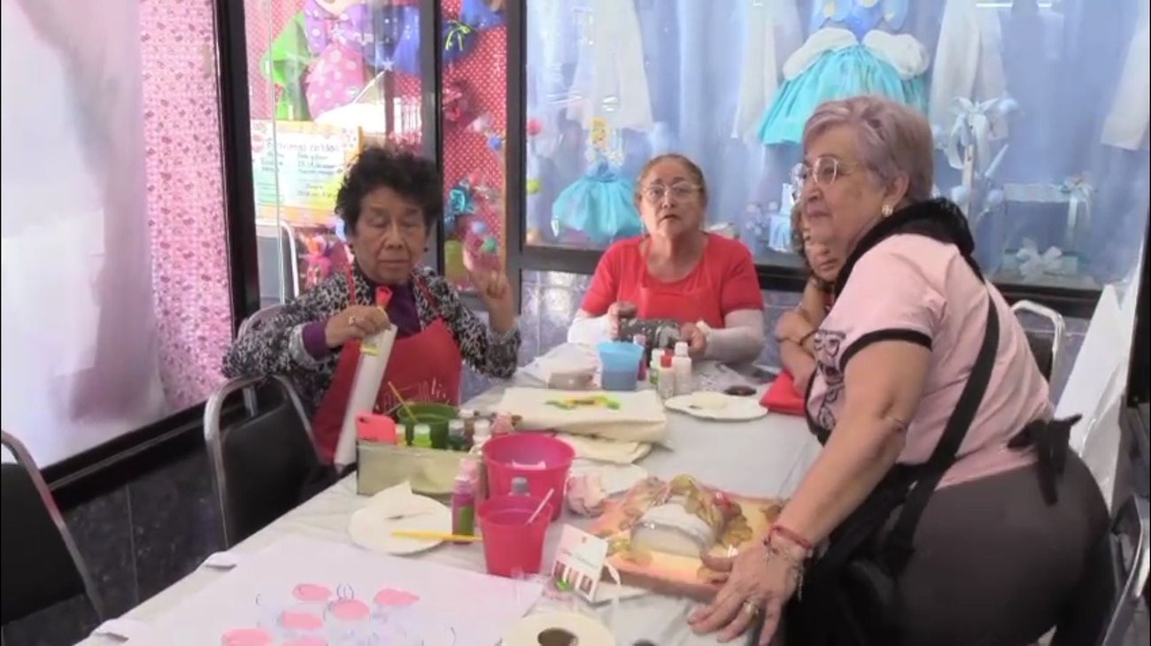 Adultos mayores reciben curso gratuito de arte en Saltillo