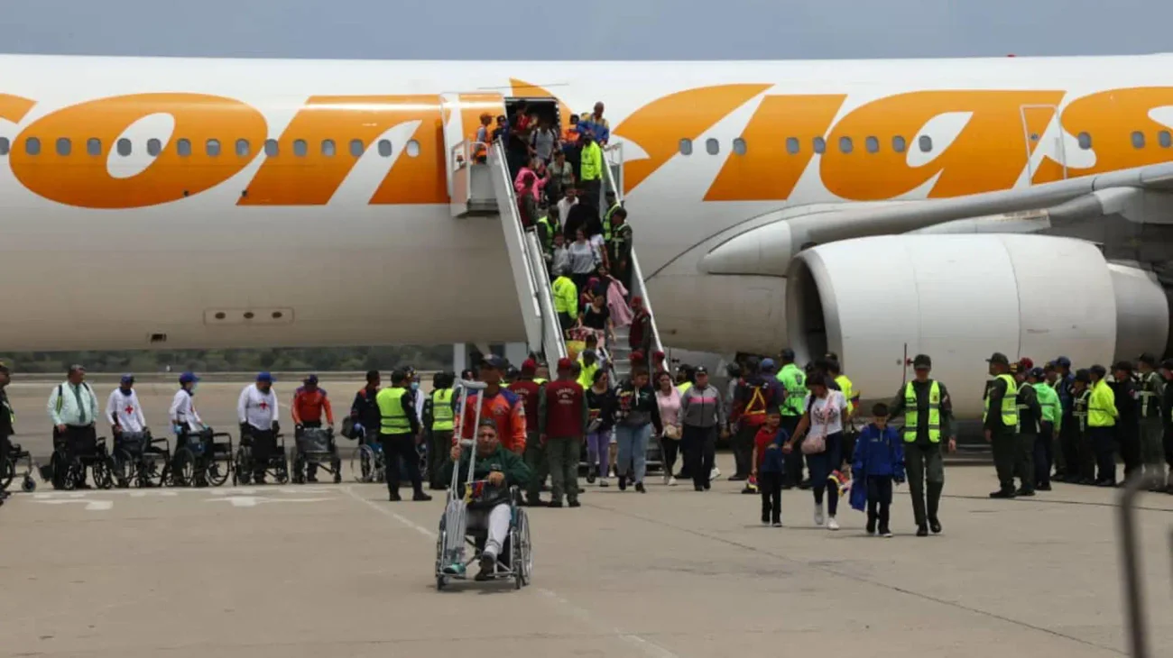 Más de 300 venezolanos regresan a su país desde México en vuelo