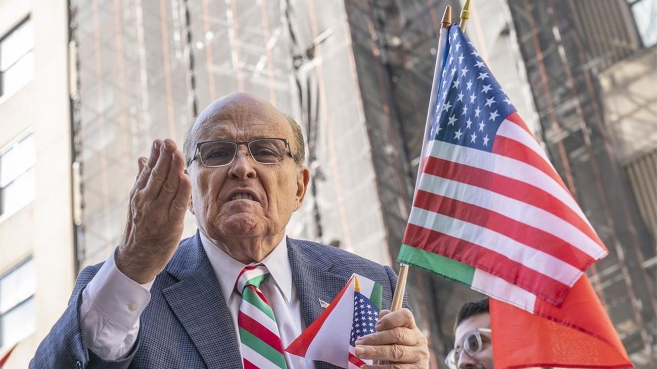 Rudy Giuliani se entrega a autoridades de Georgia