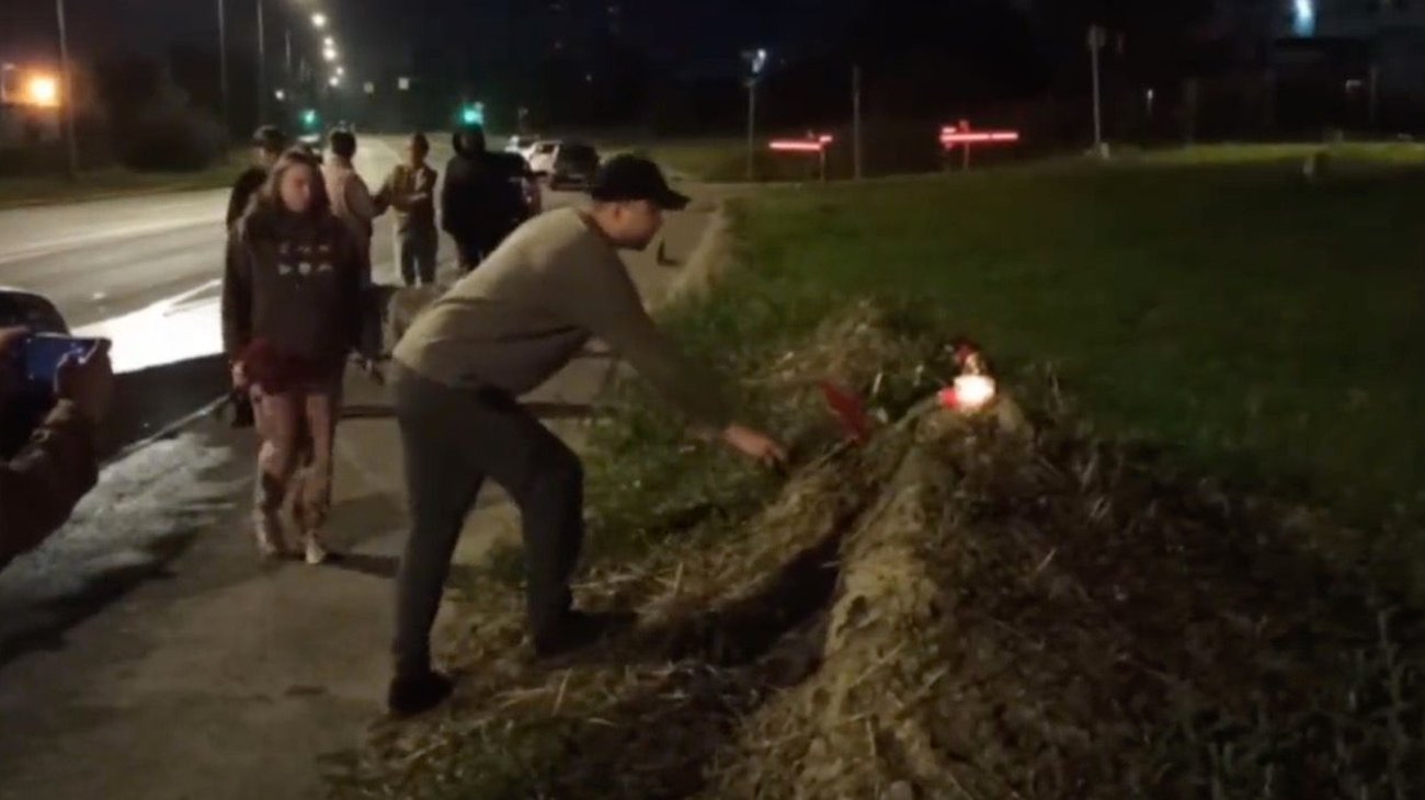 Rusos llevan flores y velas a los centros de Wagner