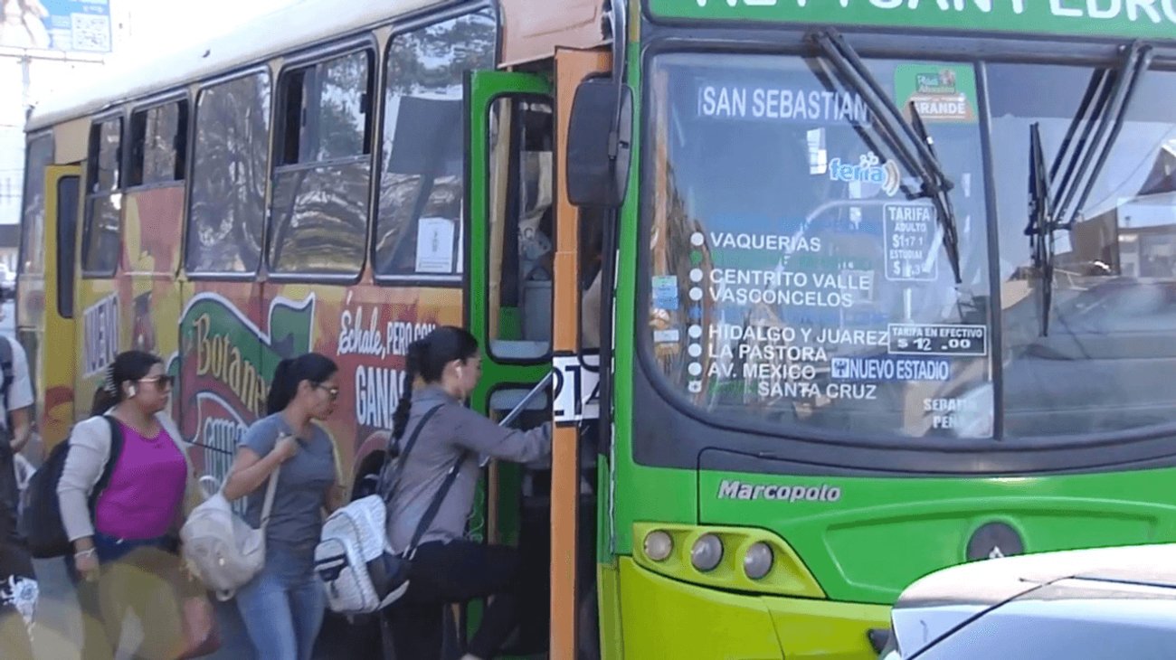 Usuarios de Ruta 214 realizan largas filas para abordar