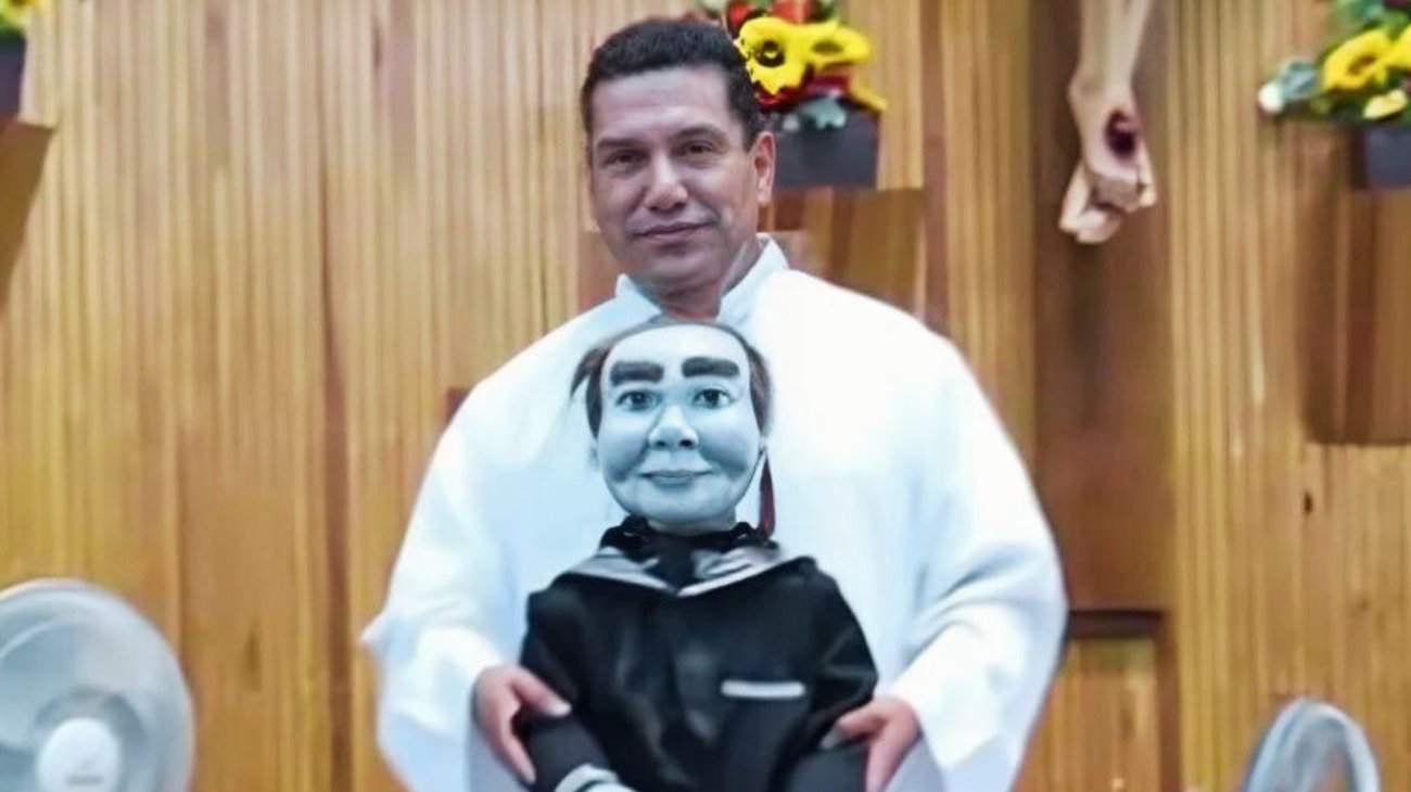 Sacerdote da misa con siniestro muñeco en Saltillo