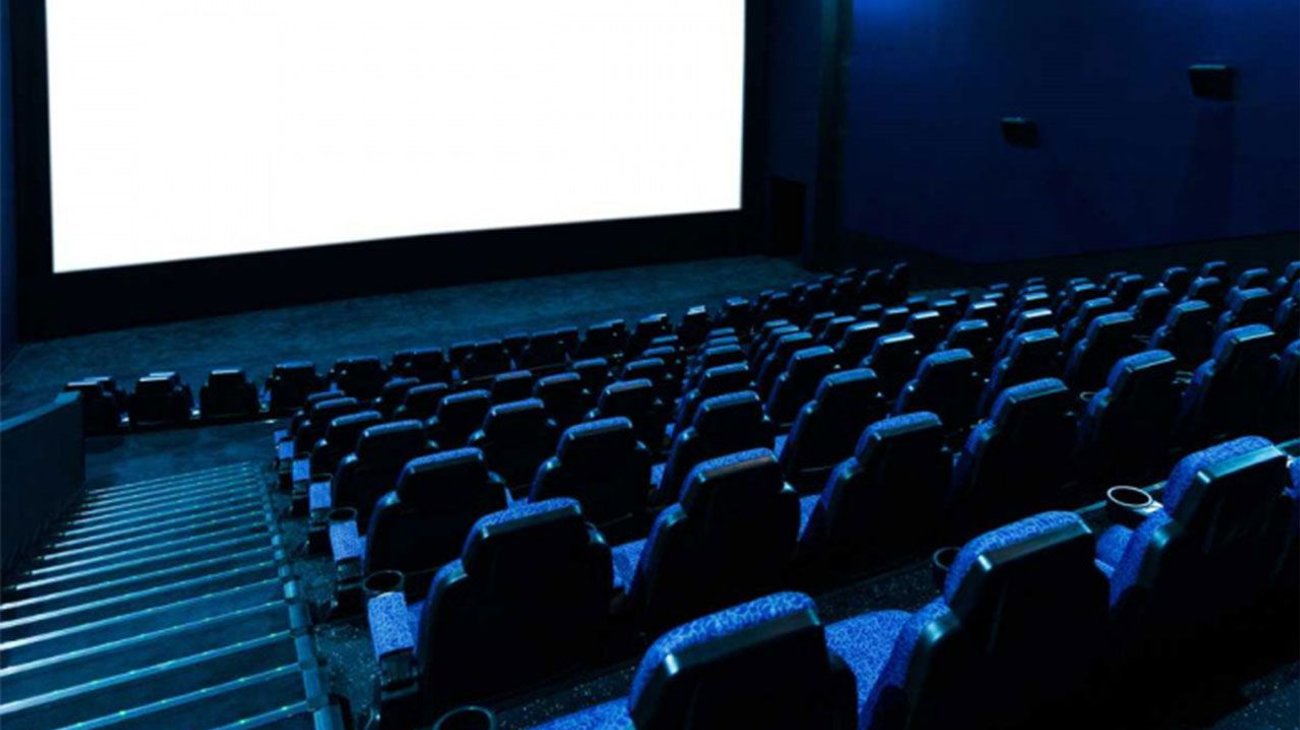 Fue al baño y no regresó: Madre abandona a hijos en el cine