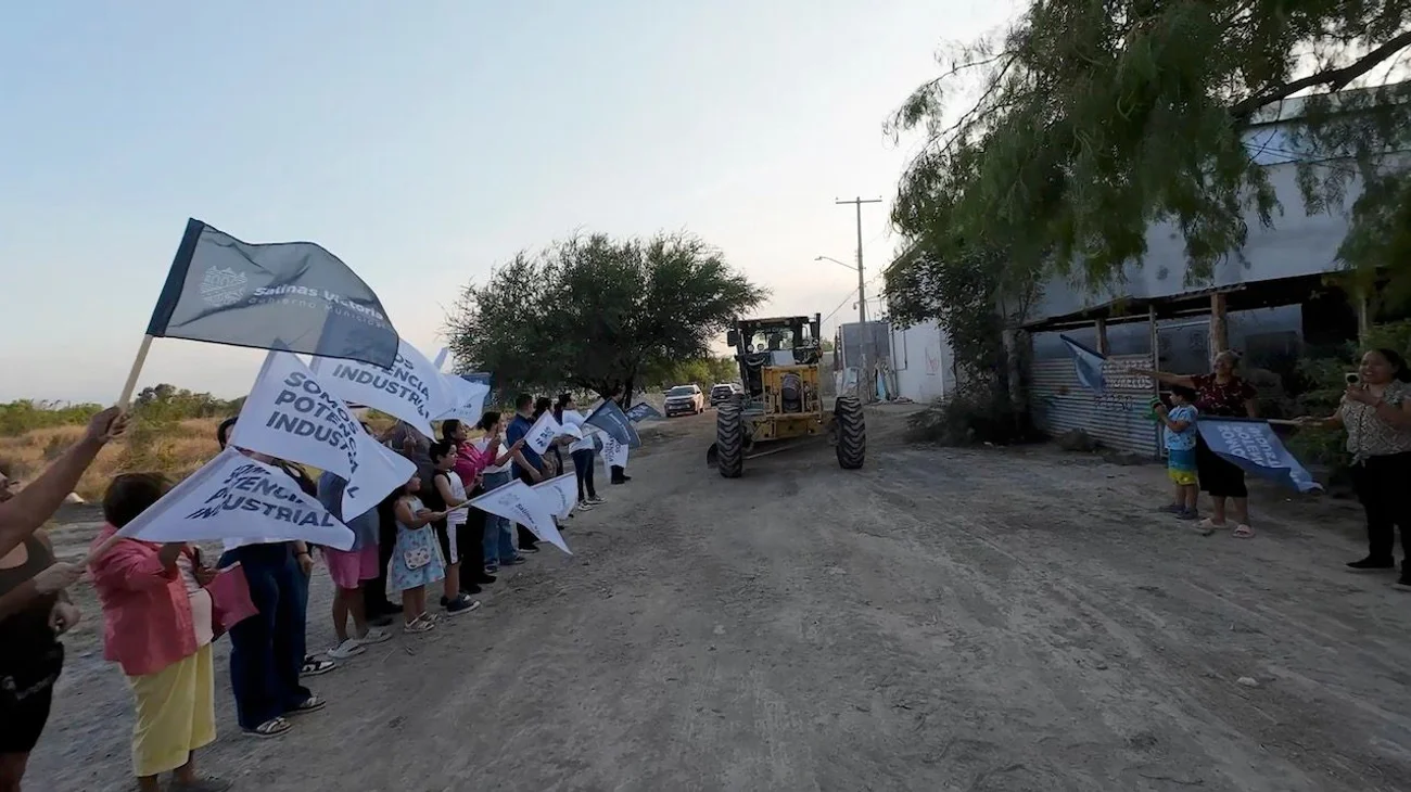 Pavimenta Salinas Victoria calles para mejorar vialidad