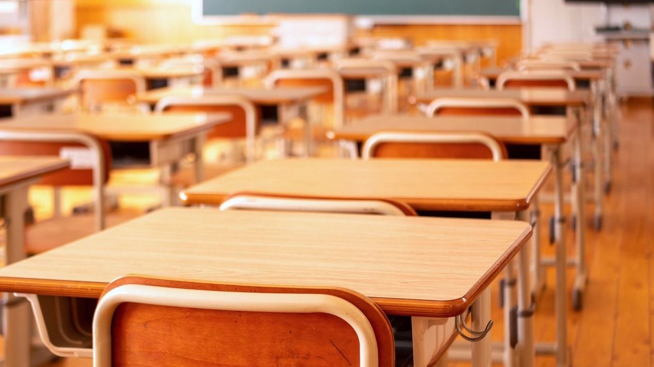 Cumplen escuelas y llevan equipo a bodegas de resguardo