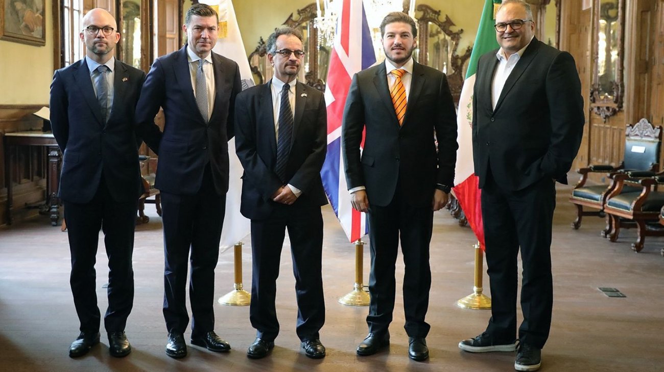 Analiza Samuel García proyectos con Embajador de Reino Unido